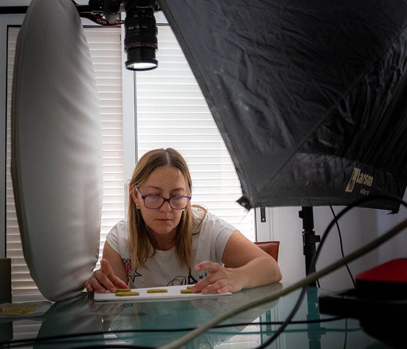 Hoyos Maria Isabel trabajando en una sesión de fotografía gastronómica