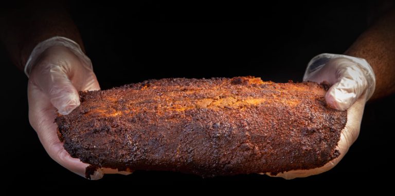 Foto gastronómica de trozo de lomo de cochino ahumado.